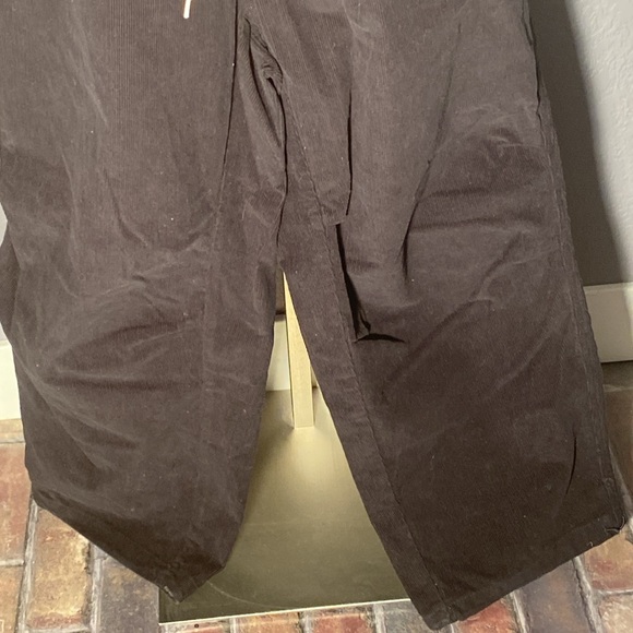 BDG / URBAN OUT. - NWT - pants: blk corduroy cargo, tie elastic waist, cuffs - L - Picture 4 of 16